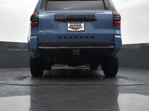 Used 2025 Toyota 4Runner SR5 AWD/4WD image 40
