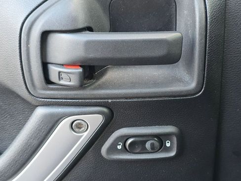 Used 2013 Jeep Wrangler Unlimited Sahara w/ Dual Top Group image 28