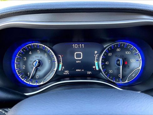 Used 2023 Chrysler Pacifica Touring-L AWD/4WD image 23
