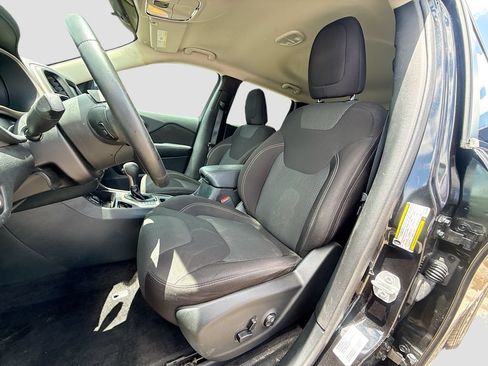 Used 2016 Jeep Cherokee Latitude w/ Safety/Convenience Group FWD image 23