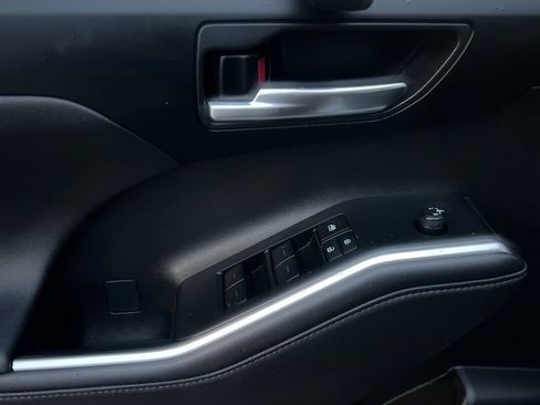 Used 2024 Toyota Highlander XLE image 8