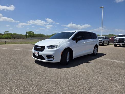 New 2026 Chrysler Pacifica Select FWD image 3