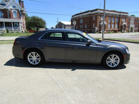 Used 2018 Chrysler 300 Touring w/ Driver Convenience Group image 2