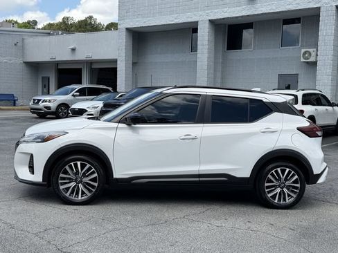 Used 2022 Nissan Kicks SR FWD image 2