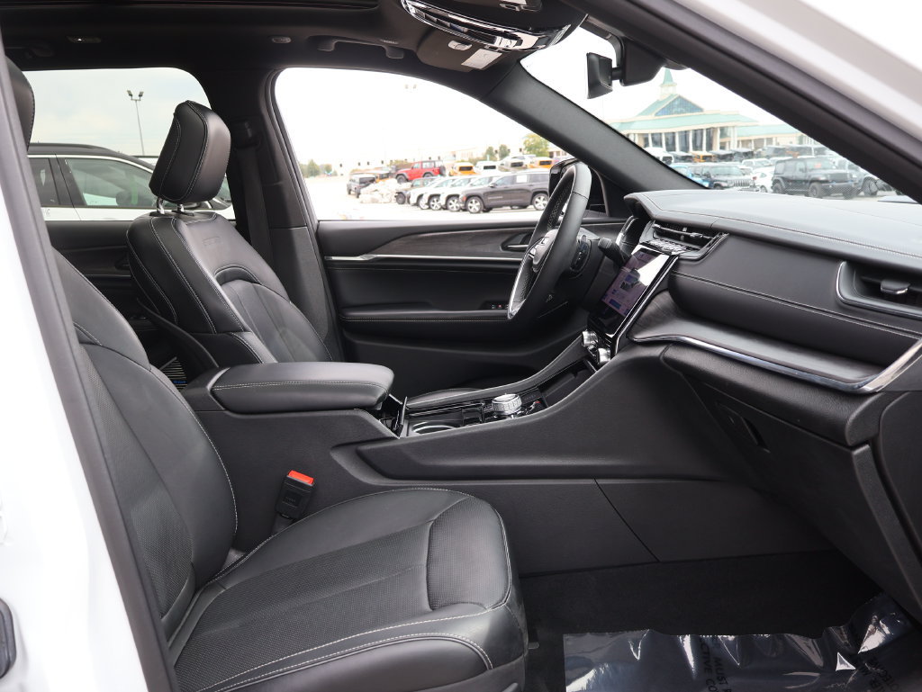 Used 2023 Jeep Grand Cherokee Overland AWD/4WD image 8