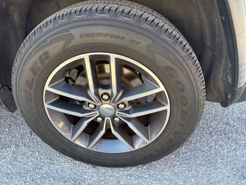 Used 2018 Jeep Grand Cherokee Limited image 16