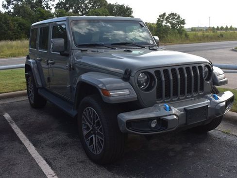 Used 2023 Jeep Wrangler Unlimited Sahara AWD/4WD image 3