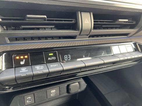 Used 2025 Toyota Prius XLE image 21