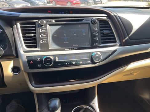 Used 2017 Toyota Highlander XLE FWD image 27