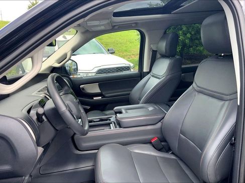 Used 2025 Ford Expedition Active AWD/4WD image 9