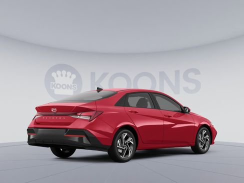 Used 2025 Hyundai Elantra Sport image 4