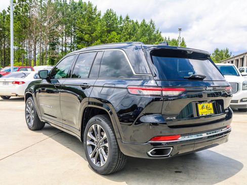 Used 2023 Jeep Grand Cherokee Overland w/ Luxury Tech Group IV AWD/4WD image 4