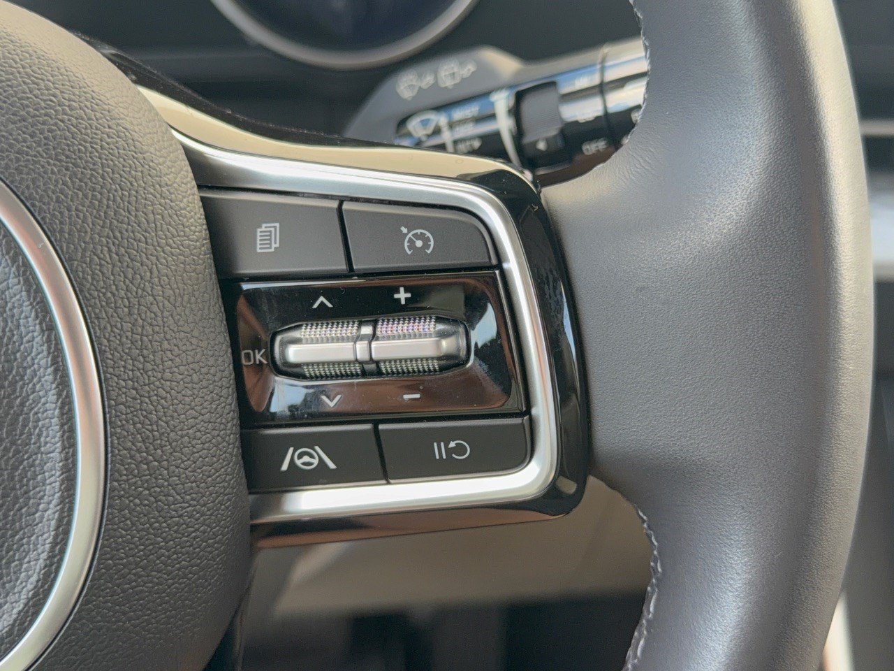 Used 2024 Kia Carnival LX FWD image 19