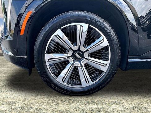 Certified 2025 Cadillac Escalade IQ Luxury 2 w/ LPO, Premium Carpet Package AWD/4WD image 34