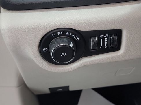 Used 2020 Chrysler Pacifica Touring-L image 19