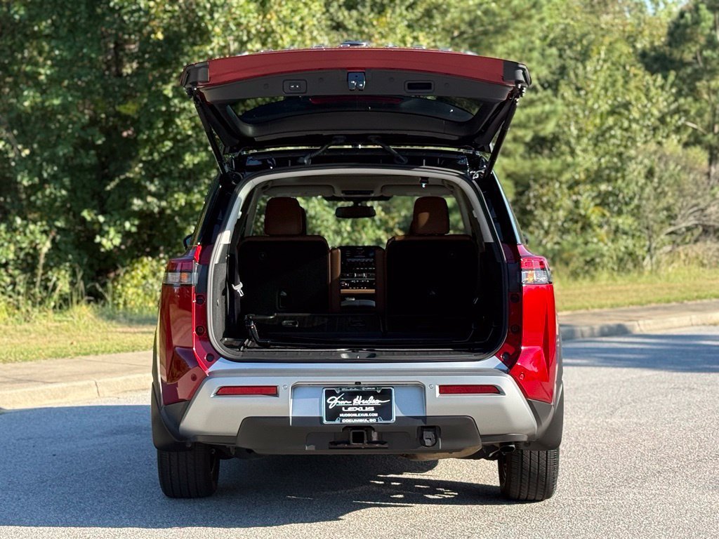Used 2022 Nissan Pathfinder Platinum w/ Lighting Package (N93) AWD/4WD image 16
