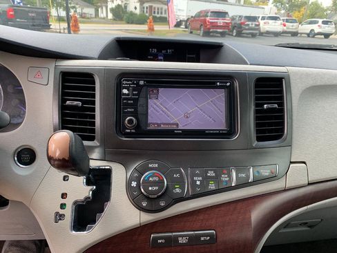 Used 2014 Toyota Sienna XLE FWD image 17