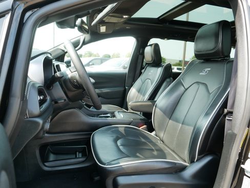 Used 2025 Chrysler Pacifica Limited FWD image 33