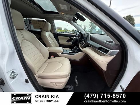 Used 2022 Toyota Highlander XLE FWD image 29