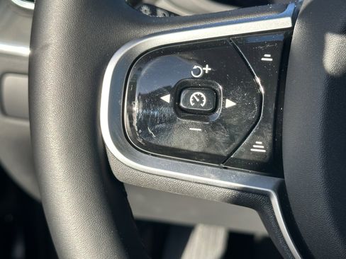 Used 2025 Volvo XC60 B5 Plus image 17