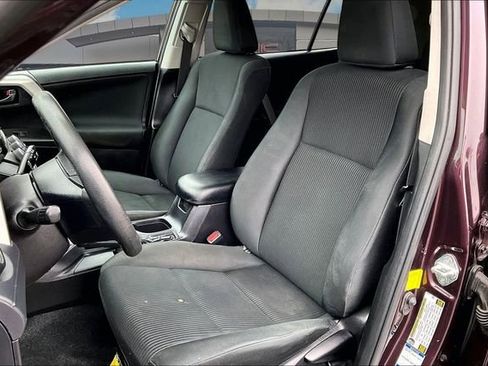 Used 2018 Toyota RAV4 LE w/ Carpet Mat Package image 23