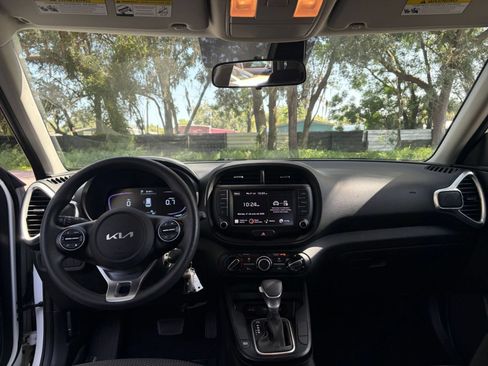 Used 2025 Kia Soul LX w/ LX Technology Package FWD image 31