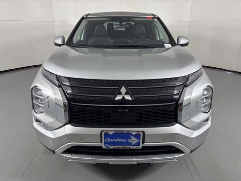 Used 2024 Mitsubishi Outlander SE image 3