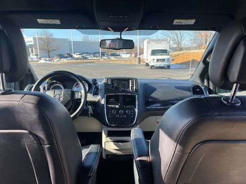 Used 2018 Dodge Grand Caravan SXT image 23