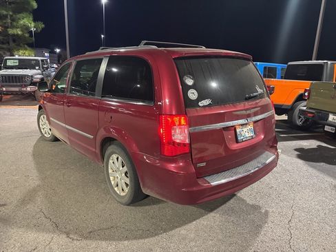 Used 2016 Chrysler Town & Country Touring image 4