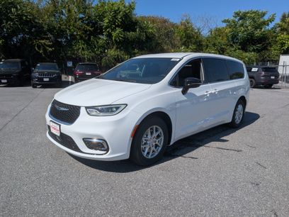 New 2026 Chrysler Pacifica Select