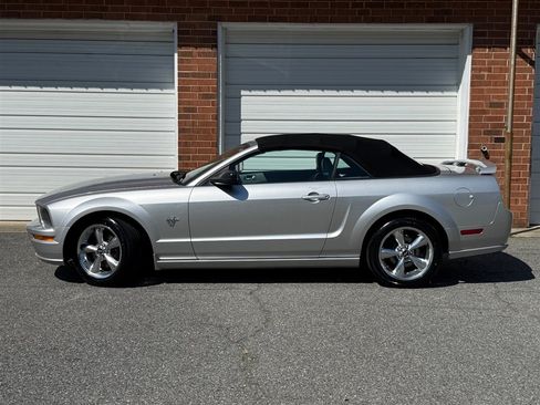 Used 2009 Ford Mustang GT RWD image 4