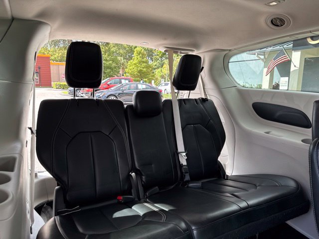 Used 2023 Chrysler Pacifica Touring-L FWD image 16