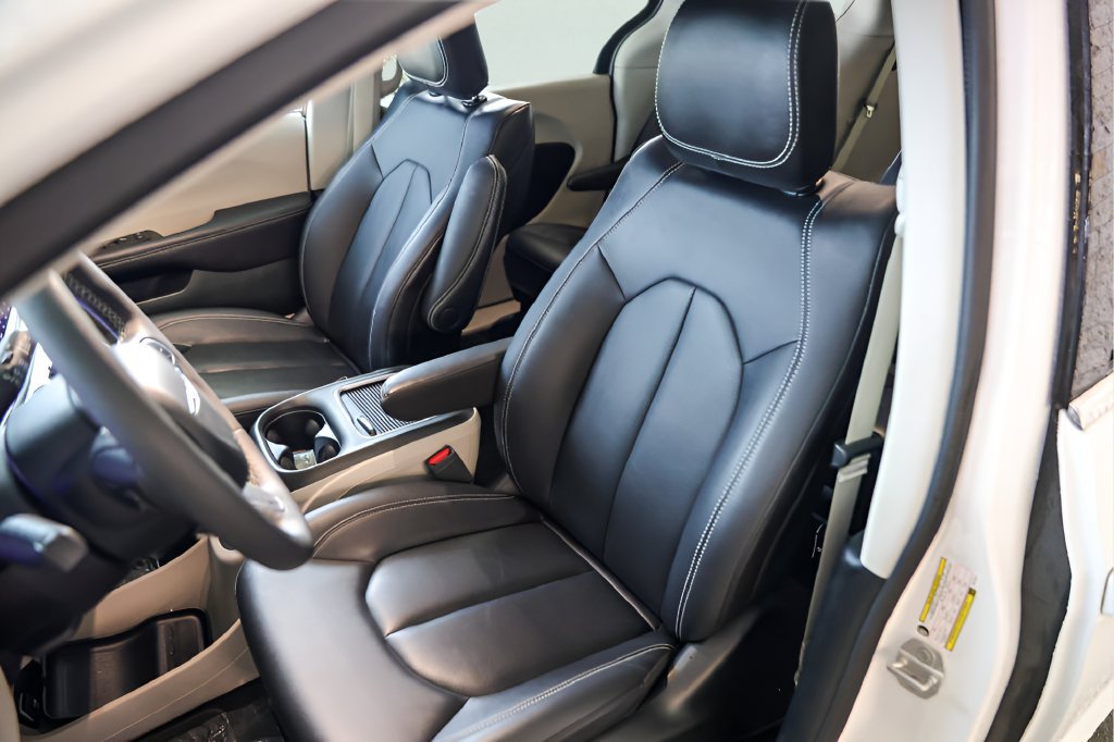 Used 2024 Chrysler Pacifica Limited FWD image 9