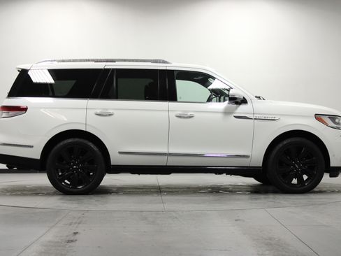 Used 2023 Lincoln Navigator Reserve AWD/4WD image 3