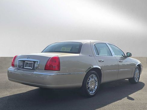 Used 2010 Lincoln Town Car Signature Limited RWD image 3