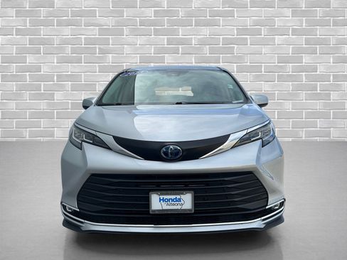 Used 2023 Toyota Sienna XLE FWD image 7