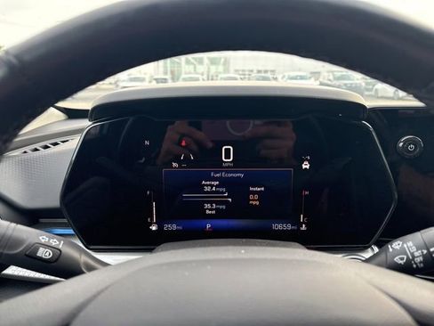 Used 2025 Chevrolet Trax LT w/ Sunroof Package FWD image 7