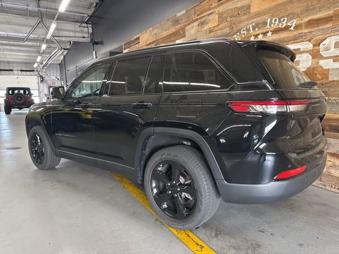 Used 2023 Jeep Grand Cherokee Limited w/ Black Appearance Package AWD/4WD image 9