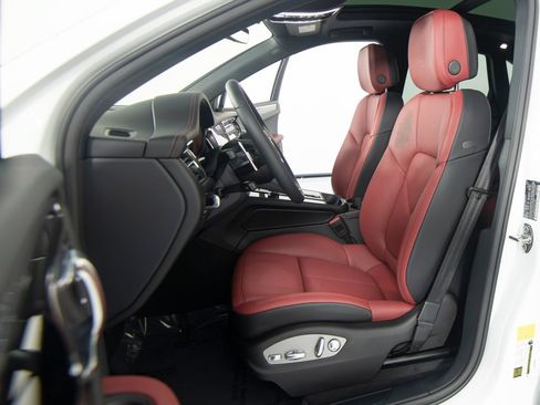 Certified 2025 Porsche 911 Carrera RWD image 99
