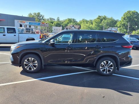 Used 2021 Toyota Highlander XLE AWD/4WD image 31