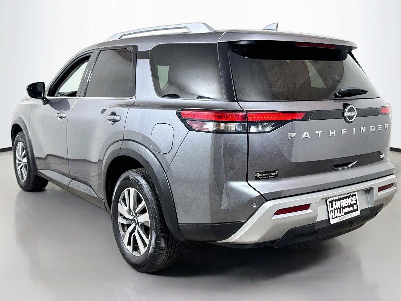 Used 2025 Nissan Pathfinder SL FWD image 6