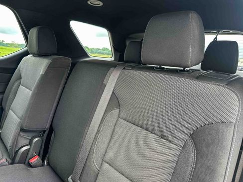 Used 2022 Chevrolet Traverse LT FWD image 19