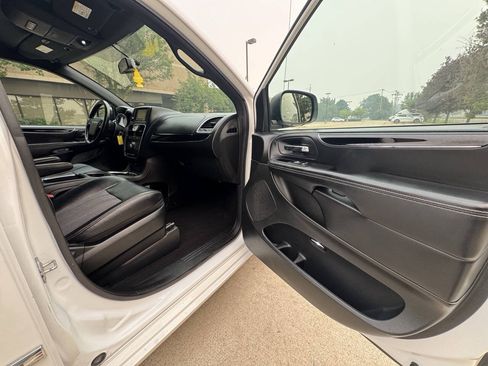Used 2014 Chrysler Town & Country S FWD image 18