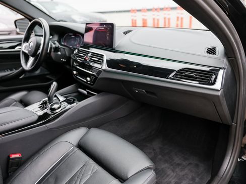 Used 2022 BMW M550i xDrive w/ Executive Package image 28