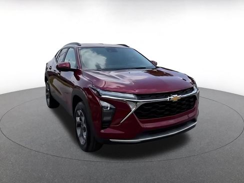 Used 2025 Chevrolet Trax LT w/ LT Convenience Package FWD image 3