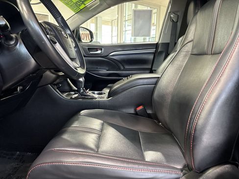 Used 2019 Toyota Highlander SE FWD image 11