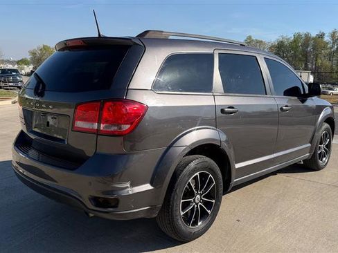 Used 2019 Dodge Journey SE image 3