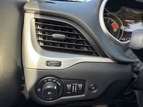 Used 2016 Jeep Cherokee Limited w/ Luxury Group image 26