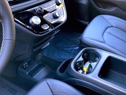 New 2026 Chrysler Pacifica Select image 7