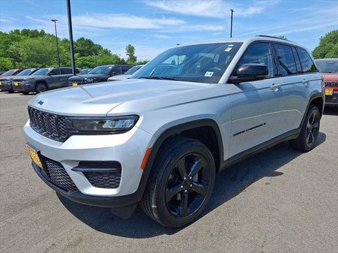 Certified 2023 Jeep Grand Cherokee Altitude AWD/4WD image 3